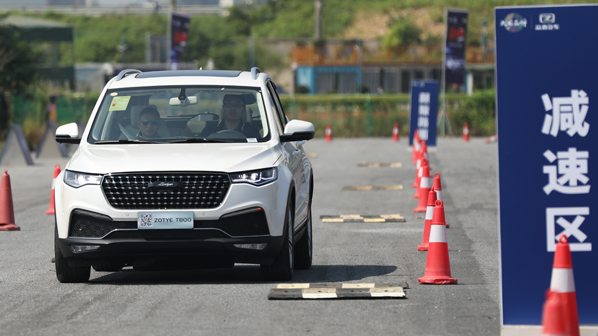 阿蛮评车：不仅配置秒奔驰 众泰T800竟然还学会了这些
