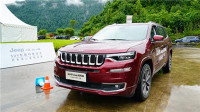 阿蛮评车：用Jeep指挥官装了10个行李箱 我爱上了这个大5座SUV