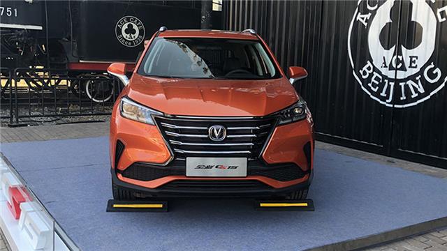 6万可以买的SUV，新款长安CS15开启预售，最大惊喜来自内饰