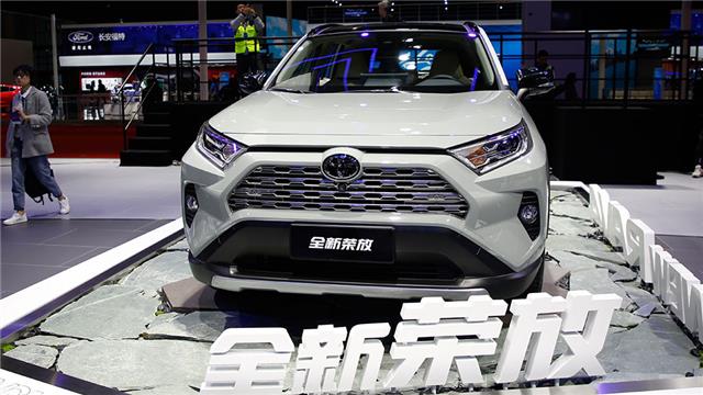 10月上市，全新RAV4荣放轴距加长30mm，混动百公里只需4.6L油