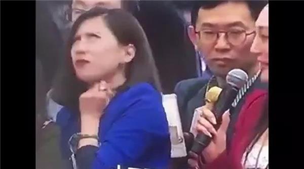 蓝衣女记者鄙视红衣女 小事！在汽车界你以为大众怎么看丰田？
