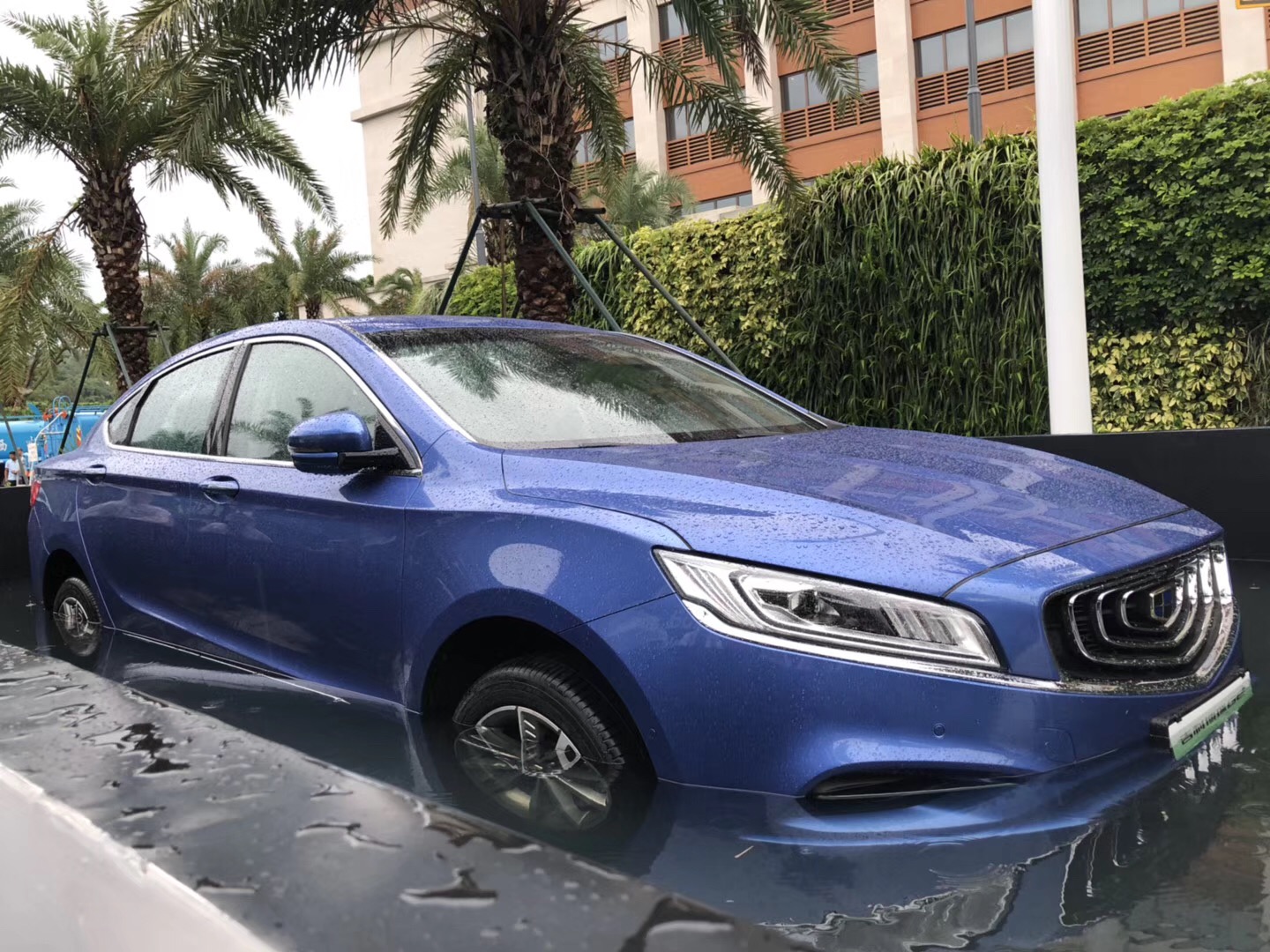 如果试驾遇上暴雨？吉利：那就直接把浸泡实验一起做了